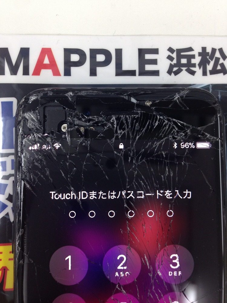 iPhone7　ガラス剥がれ　穴開き　修理前