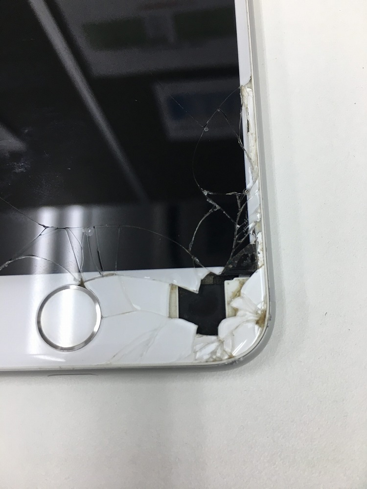 iPhone6s画面に穴