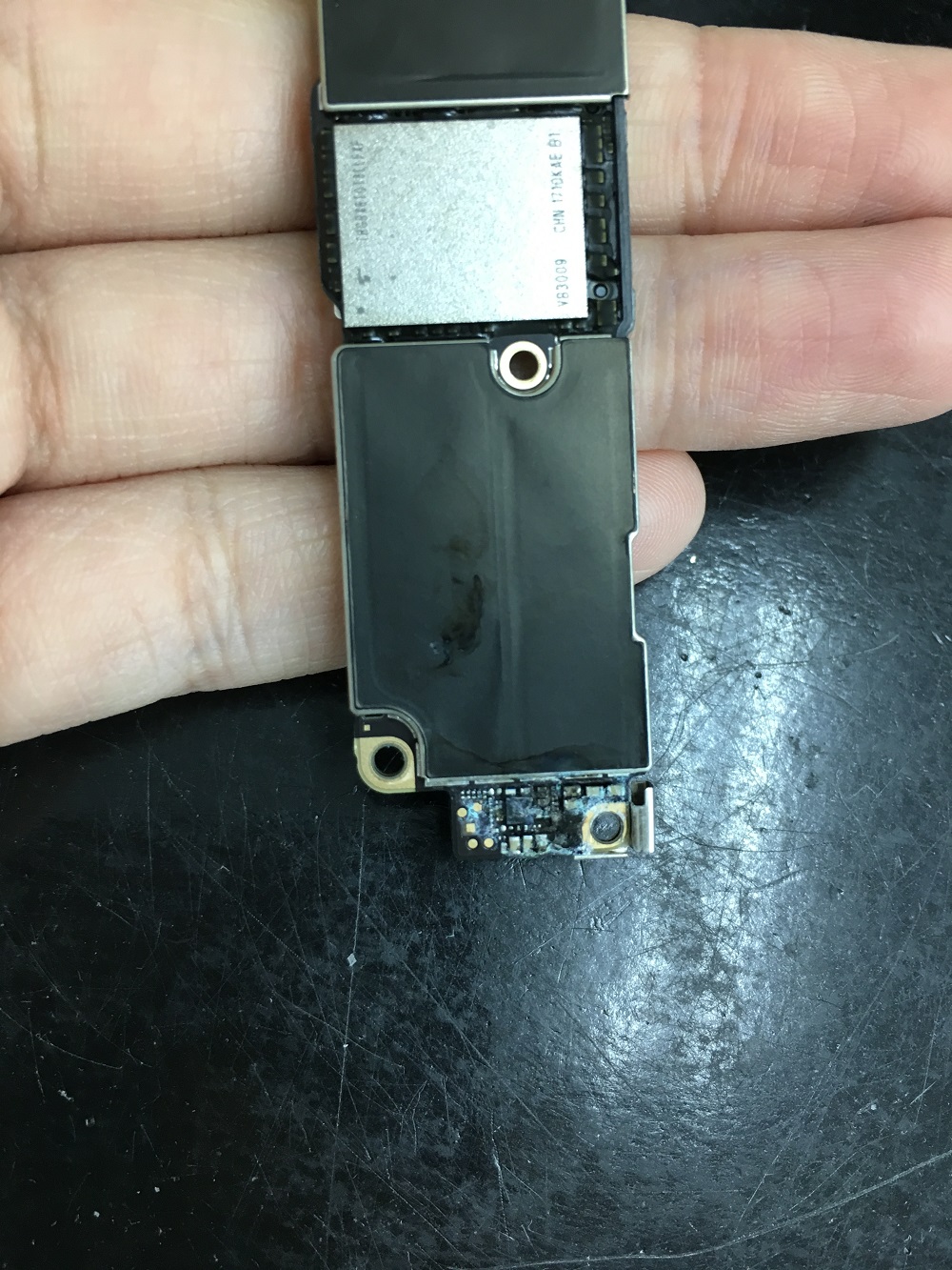 iPhone7水没復旧前　基板の様子