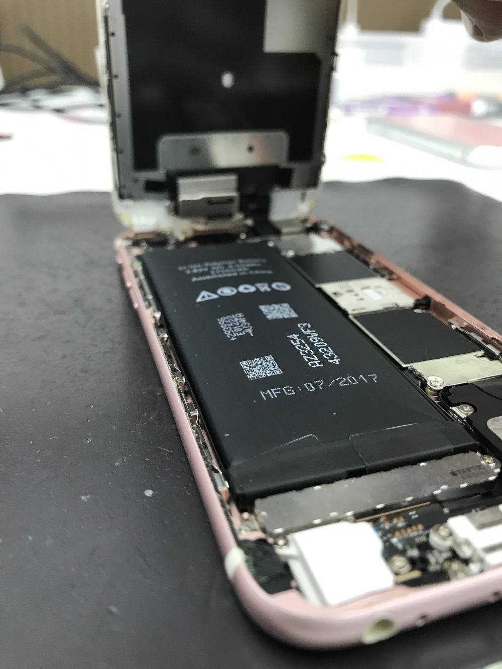 アイフォン6s膨張バッテリー　交換前　内側