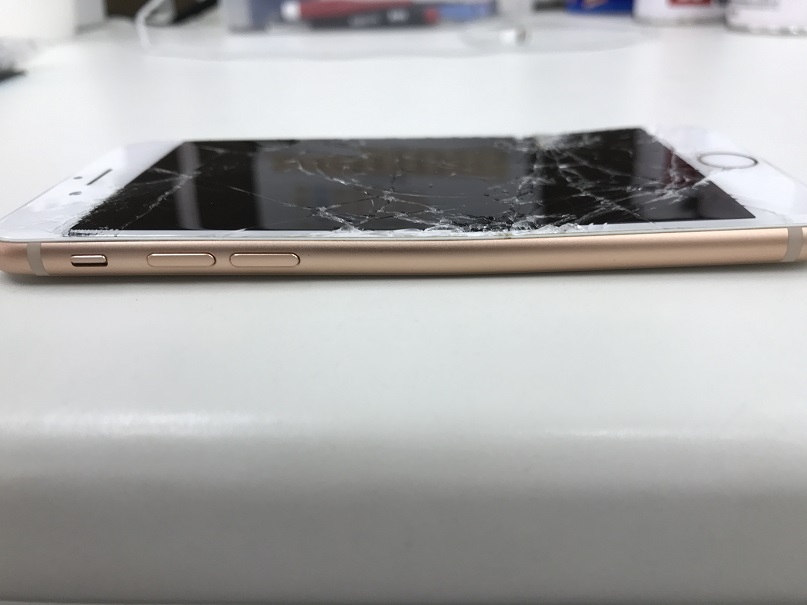 iPhone8ガラス割れ液晶破損筐体歪み修理前