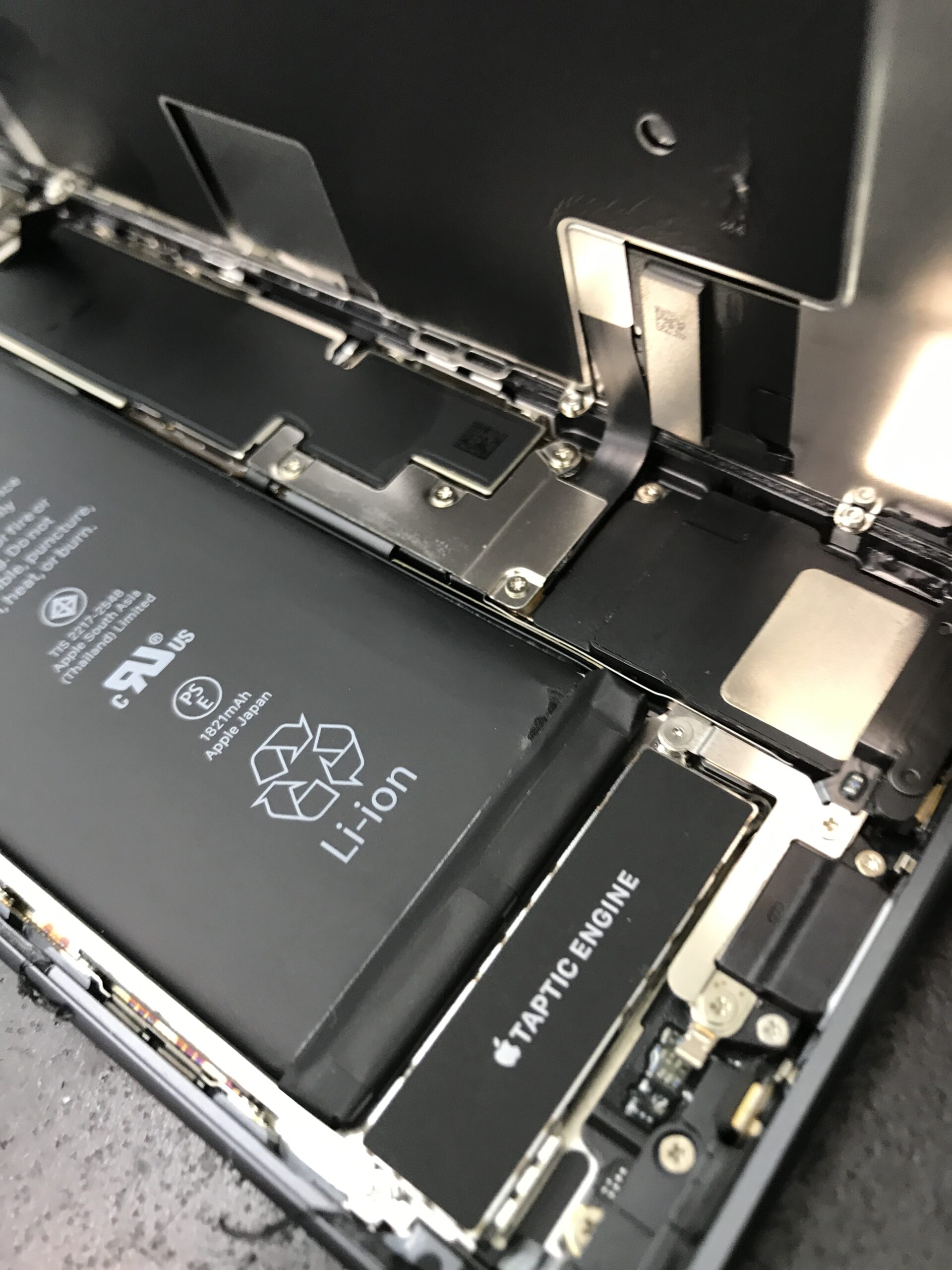 iPhone8バッテリー膨張バッテリー交換修理