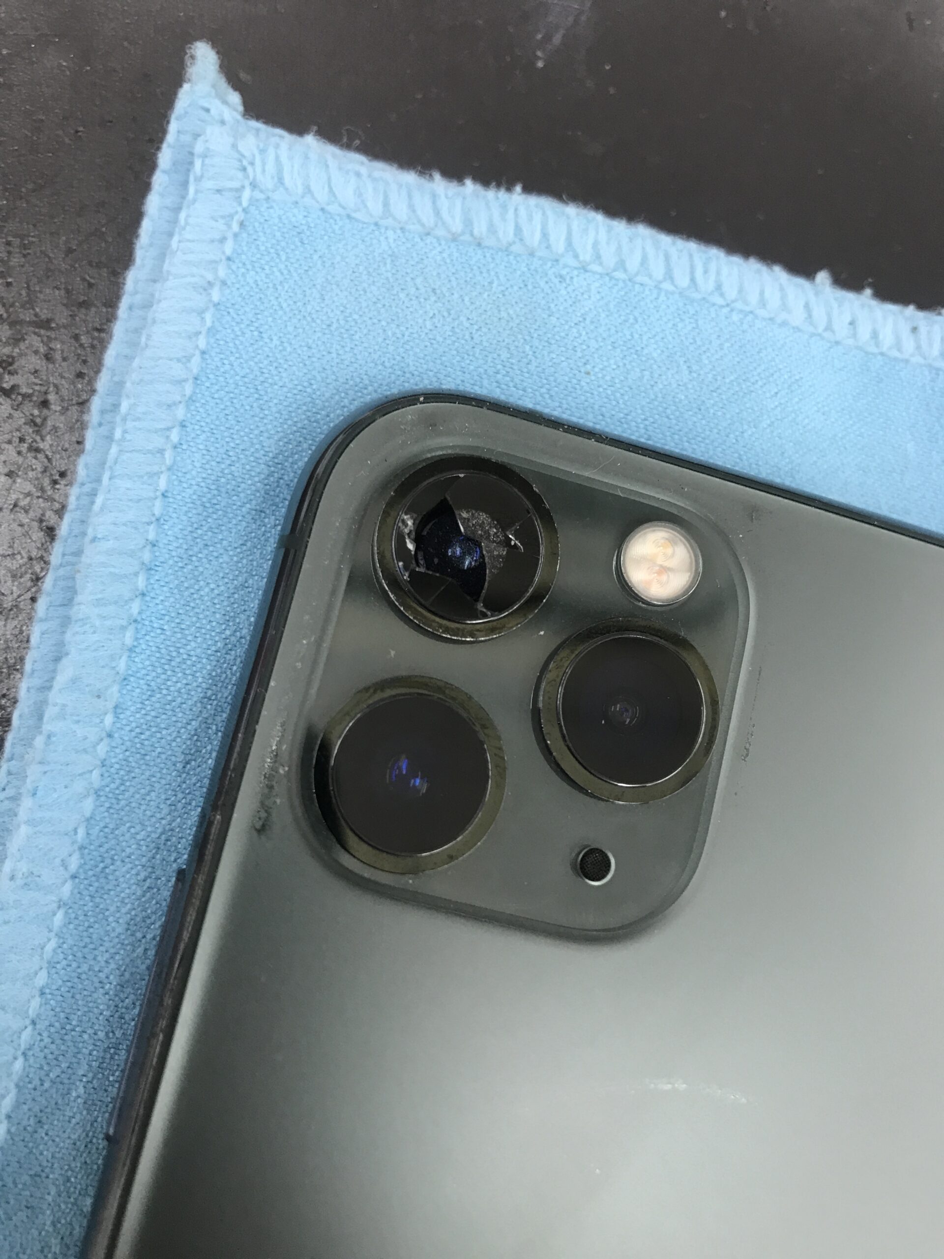 iPhone 11 Proリアカメラ交換リアカメラカバーガラス割れ交換修理