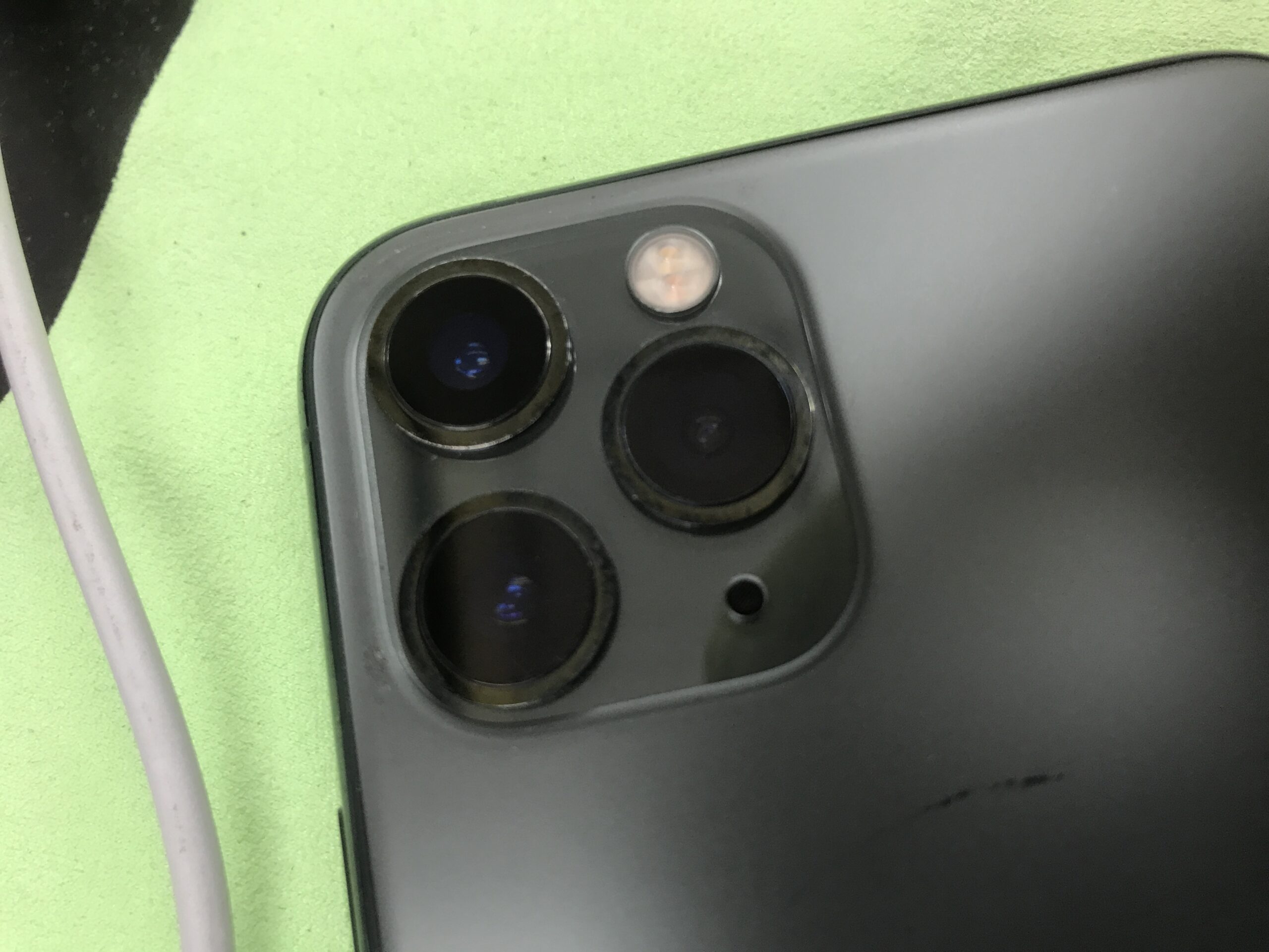 iPhone 11 Proリアカメラ交換リアカメラカバーガラス割れ交換修理
