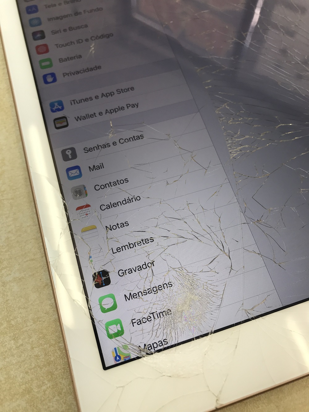 iPadの画面修理の様子